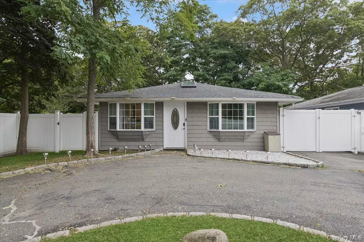 Shirley, NY 11967,7 Pinetree DR