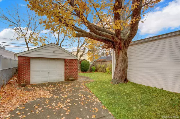 Floral Park, NY 11004,8125 258th ST