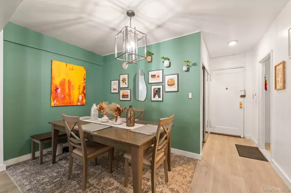 Jackson Heights, NY 11372,37-20 87th ST #2G