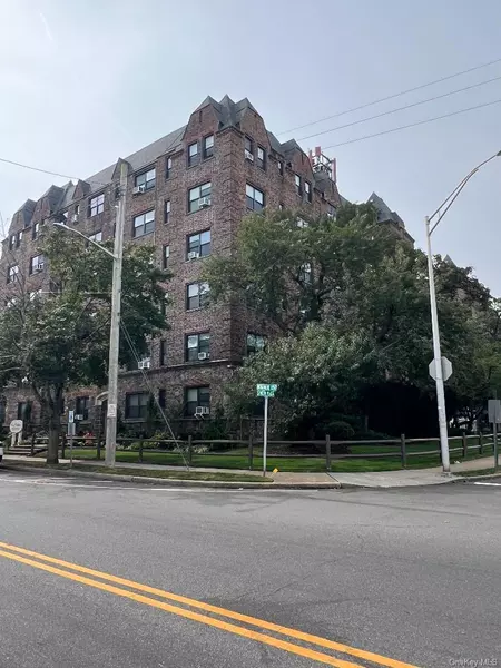 141 Woodmere Blvd #3H, Woodmere, NY 11598