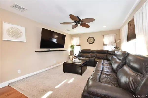 East Meadow, NY 11554,1839 Aaron AVE