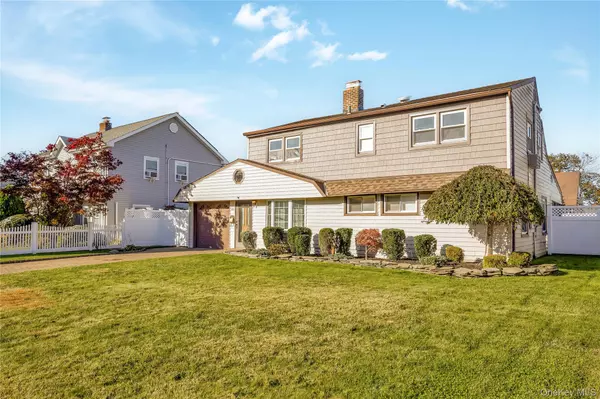 Levittown, NY 11756,44 Sparrow LN