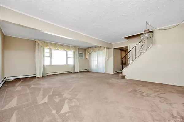 Levittown, NY 11756,44 Sparrow LN