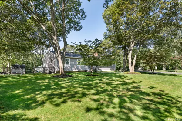 Hampton Bays, NY 11946,8 Foxboro RD