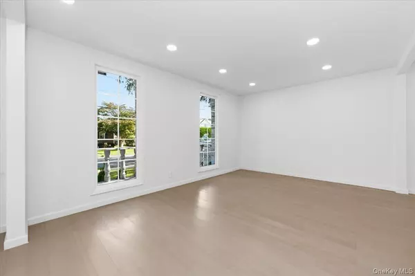 Garden City South, NY 11530,233 Roxbury RD