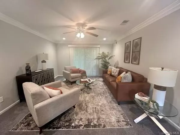 Coram, NY 11727,45 Country Club DR #02B