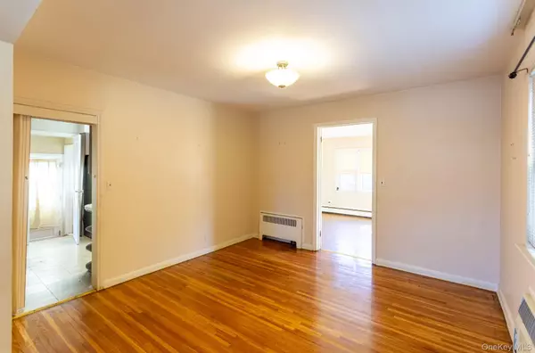 Jamaica Estates, NY 11423,80-11 190th ST