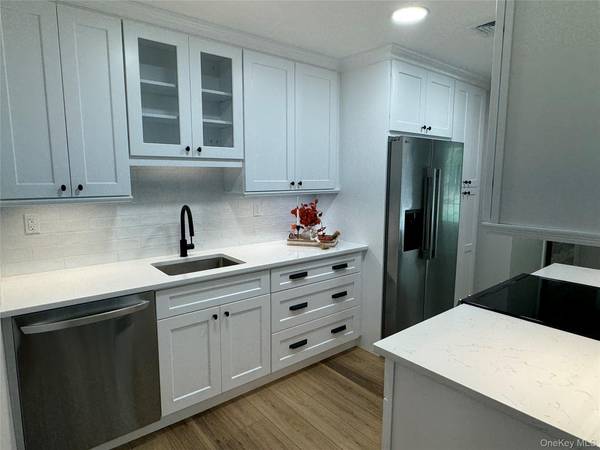 Ridge, NY 11961,280 Berwick CT #A