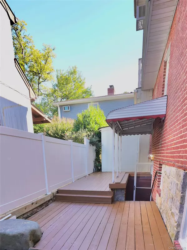Port Washington, NY 11050,2 Dunes LN #Lower Level