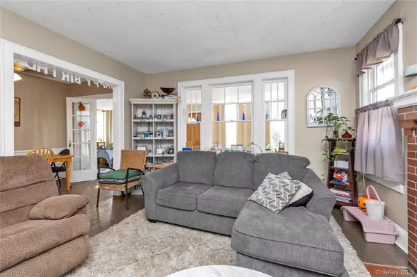 Lynbrook, NY 11563,127 Smith ST