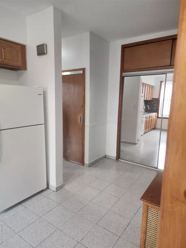 Ridgewood, NY 11385,60-48 68th RD