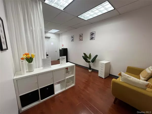 Little Neck, NY 11362,251-11 Northern Blvd #2E