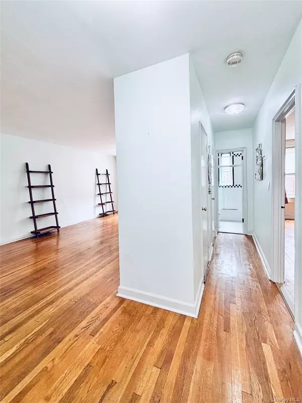 Bronxville, NY 10708,804 Bronx River Rd RD #4G