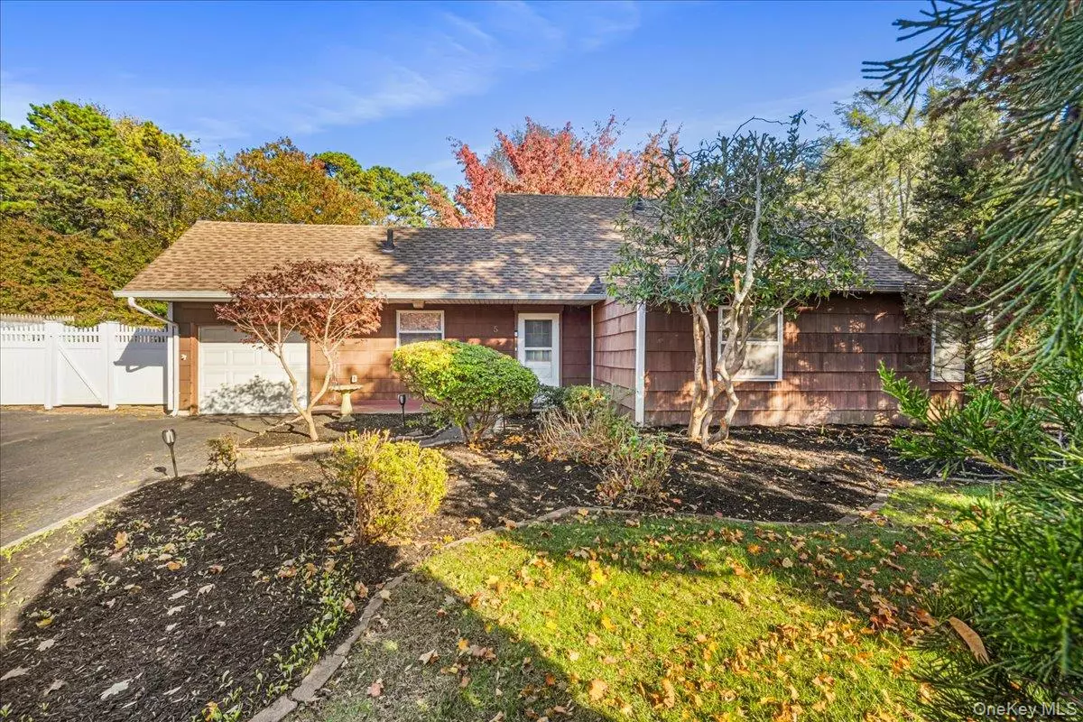 Medford, NY 11763,5 Torrey Pine LN