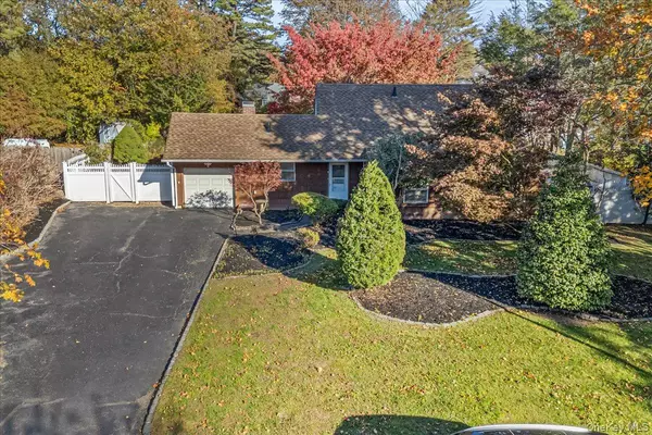 Medford, NY 11763,5 Torrey Pine LN