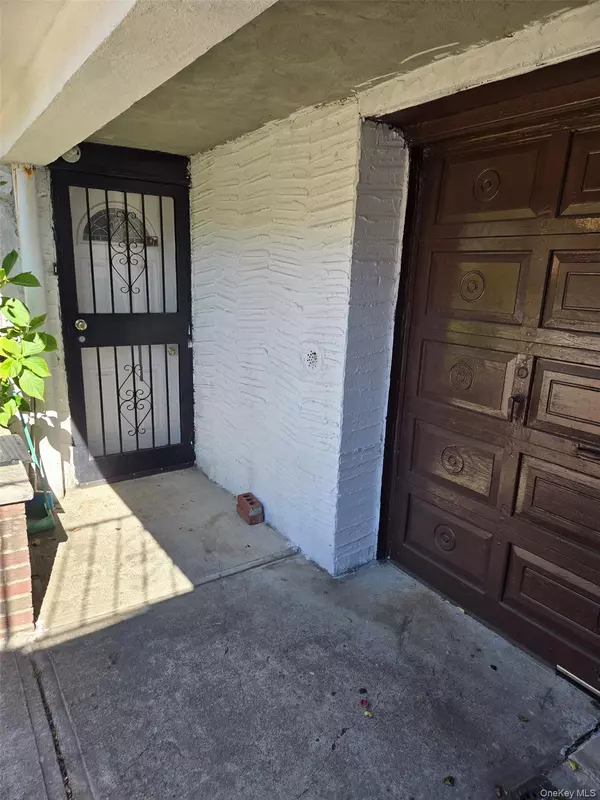 Middle Village, NY 11379,6917 76th ST