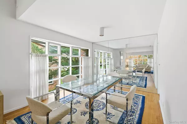 Manhasset Hills, NY 11040,18 Dunhill RD