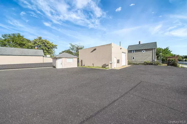Bay Shore, NY 11706,93 N Clinton AVE