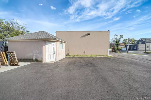 Bay Shore, NY 11706,93 N Clinton AVE
