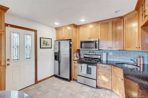 Smithtown, NY 11787,2 Fawn PL