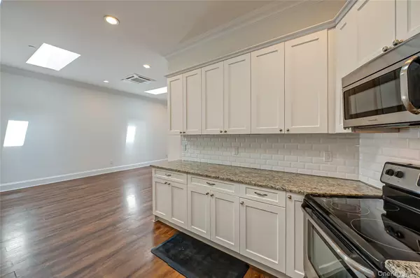 Huntington, NY 11743,50 Stewart AVE #3A