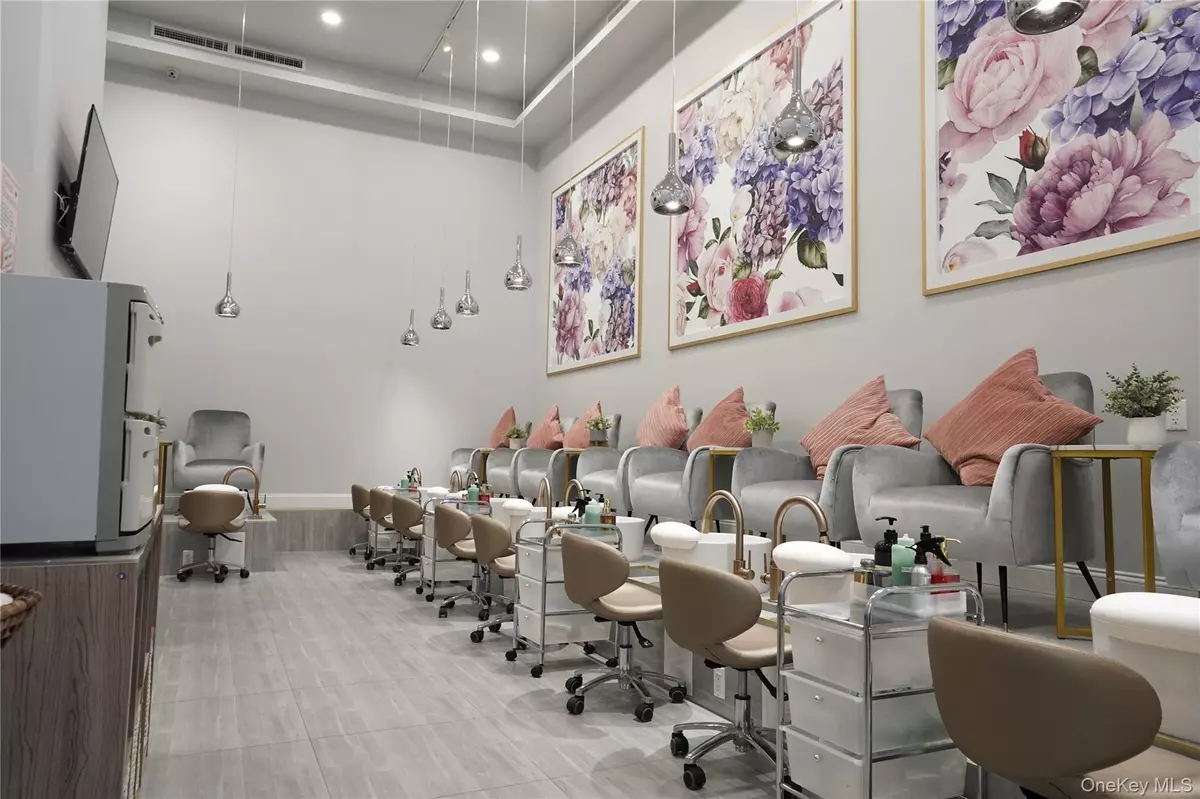 New York (manhattan), NY 10018,555 10th AVE ##B