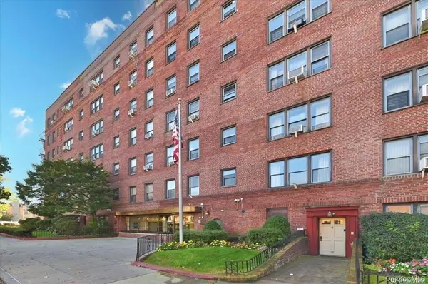 Briarwood, NY 11435,143-50 Hoover AVE #22