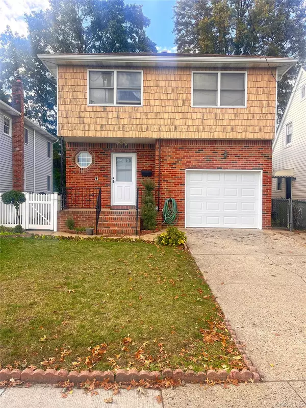 Floral Park, NY 11001,406 Plainfield AVE