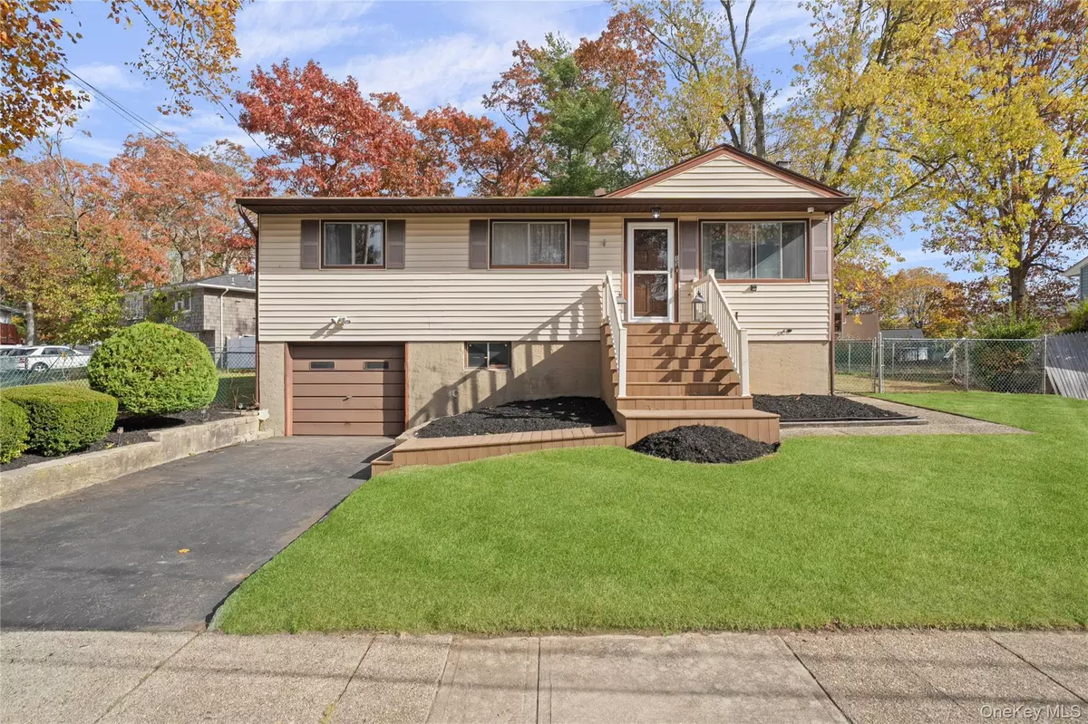 Bay Shore, NY 11706,15 Santam CT