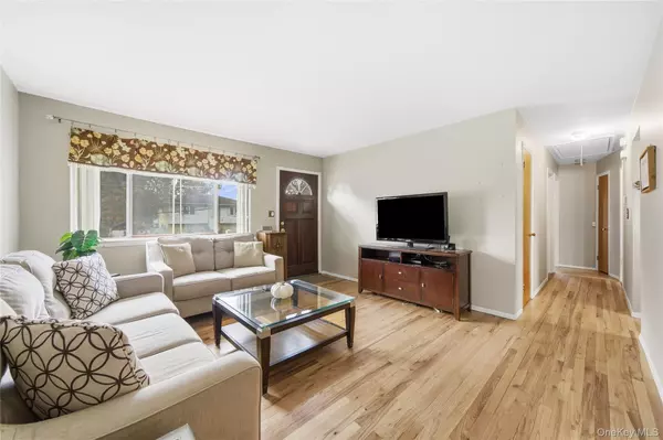 Bay Shore, NY 11706,15 Santam CT