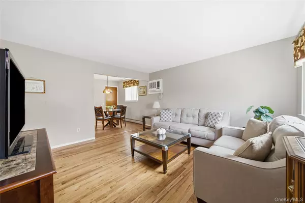 Bay Shore, NY 11706,15 Santam CT