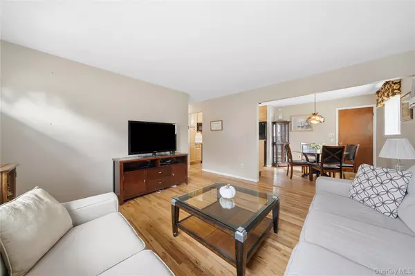 Bay Shore, NY 11706,15 Santam CT