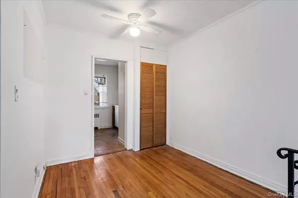 Holliswood, NY 11432,87-24 Marengo ST #2B