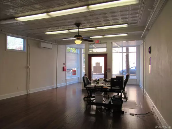 Riverhead, NY 11901,131 Roanoke AVE