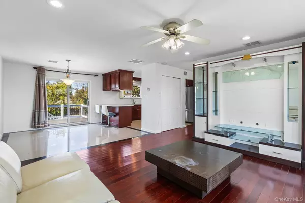 Lindenhurst, NY 11757,74 Venetian Prom