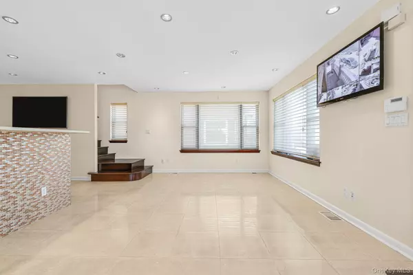 Middle Village, NY 11379,8318 58th AVE