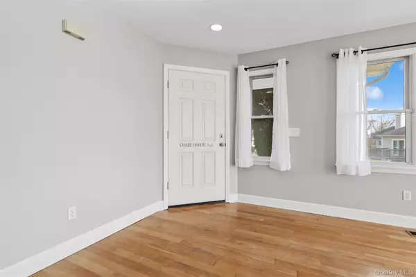 Riverhead, NY 11901,706 Willow Pond DR