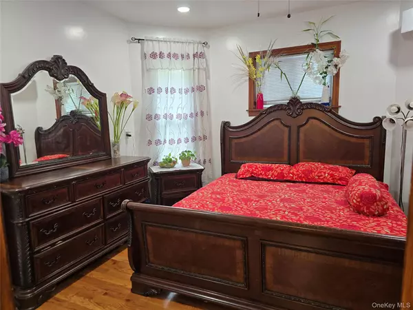 Woodhaven, NY 11421,8765 95th ST