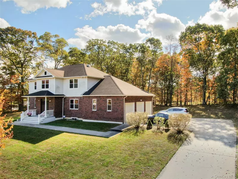 59 Mastro RD, Calverton, NY 11933