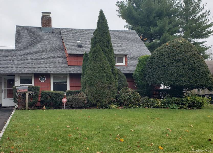 191 Acre LN, Hicksville, NY 11801