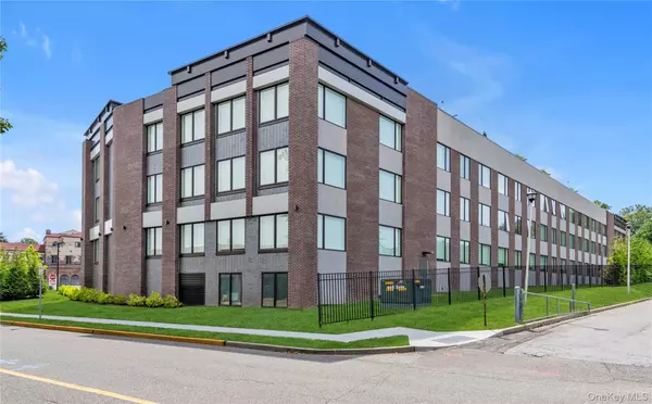 Great Neck, NY 11021,218 Middle Neck RD #207