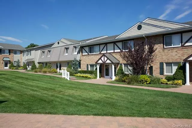 51 Moonlight WALK #51, Holbrook, NY 11741