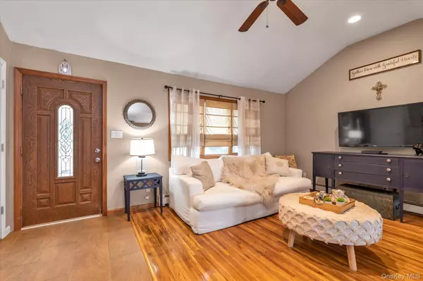 Inwood, NY 11096,26 Cheshire RD