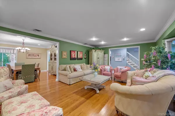 Hewlett Harbor, NY 11557,1339 E Boxwood DR