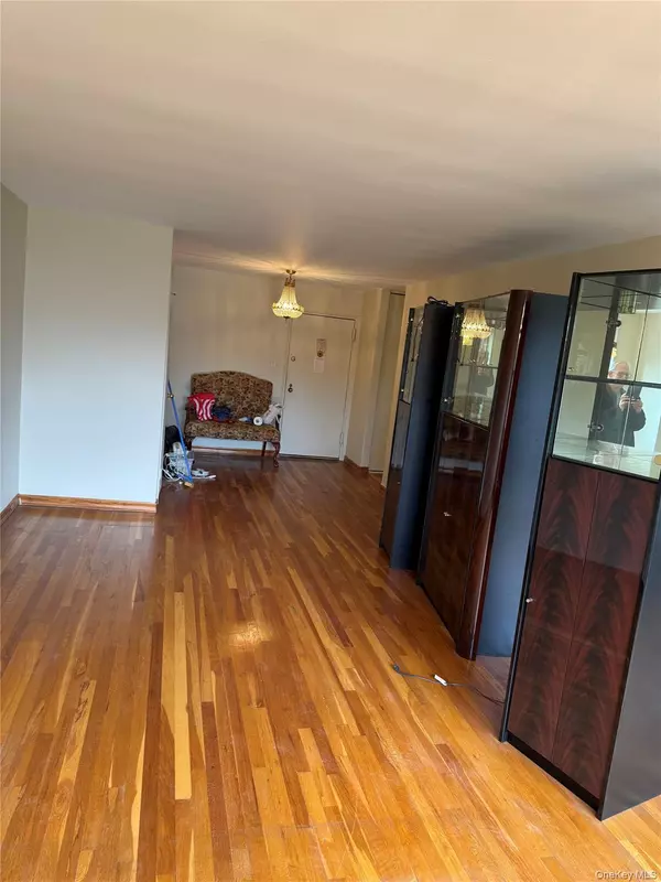 Bayside, NY 11360,211-40 18th avenue #4j