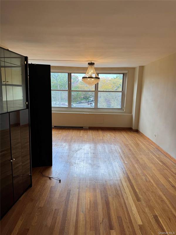 Bayside, NY 11360,211-40 18th avenue #4j