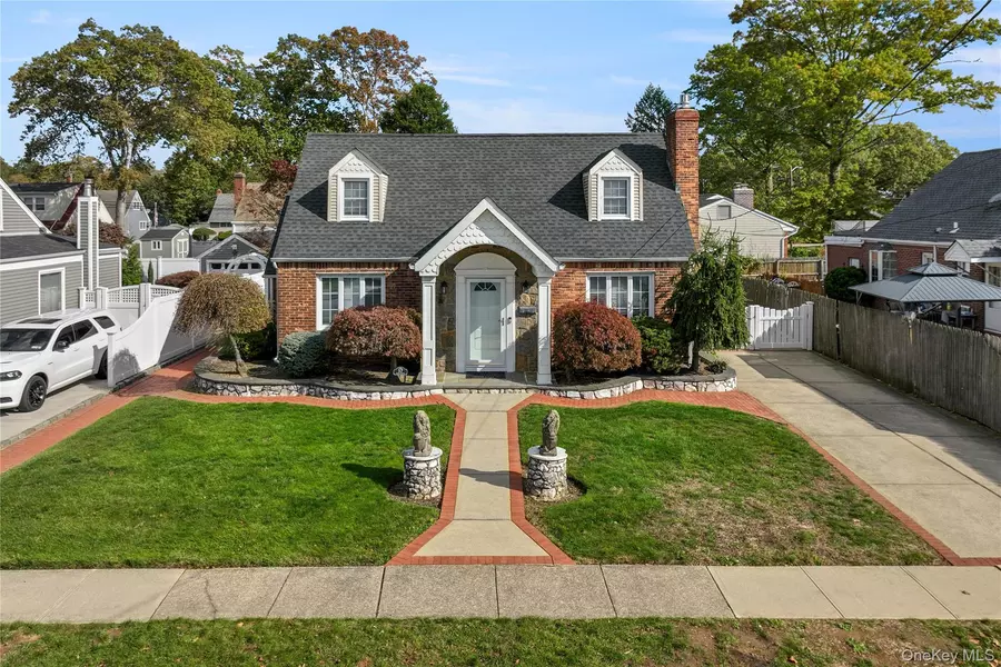 17 Cedar DR, Farmingdale, NY 11735