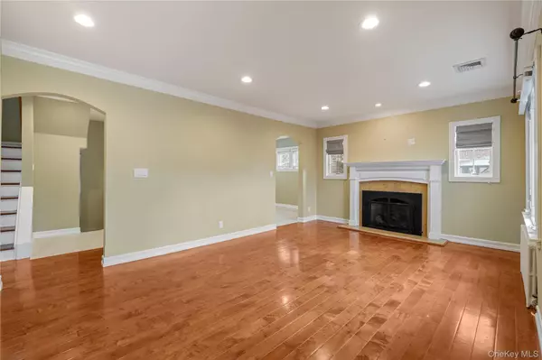 Farmingdale, NY 11735,17 Cedar DR