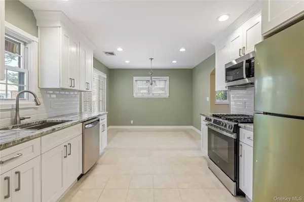 Farmingdale, NY 11735,17 Cedar DR