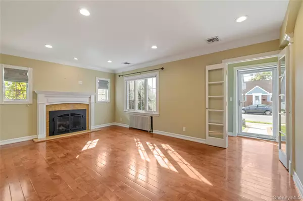 Farmingdale, NY 11735,17 Cedar DR
